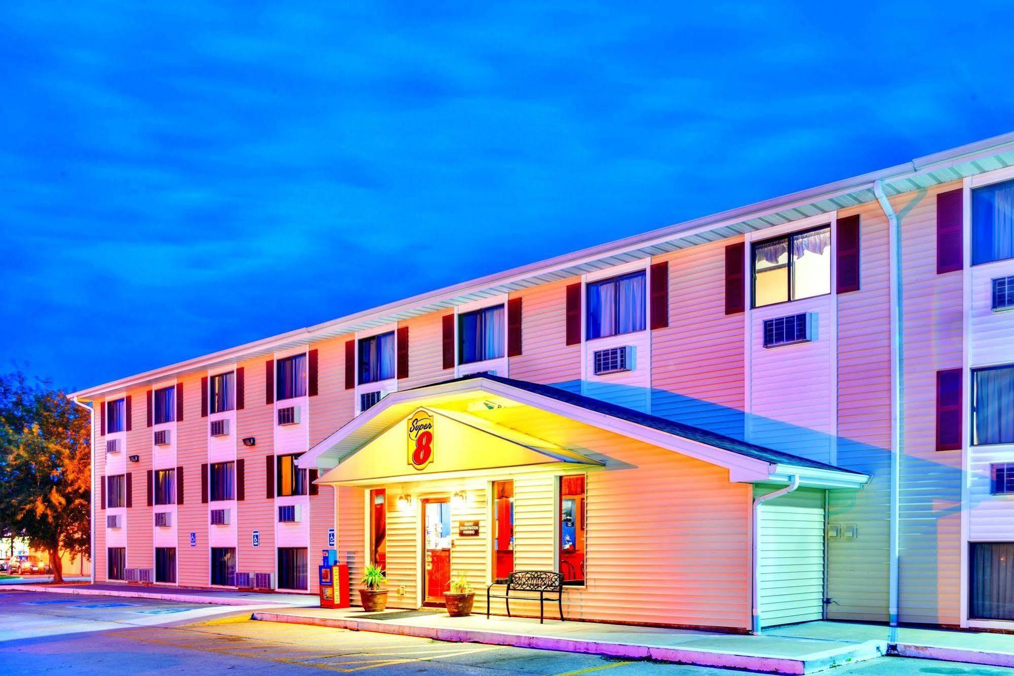 Super 8 By Wyndham Burlington Hotell Eksteriør bilde